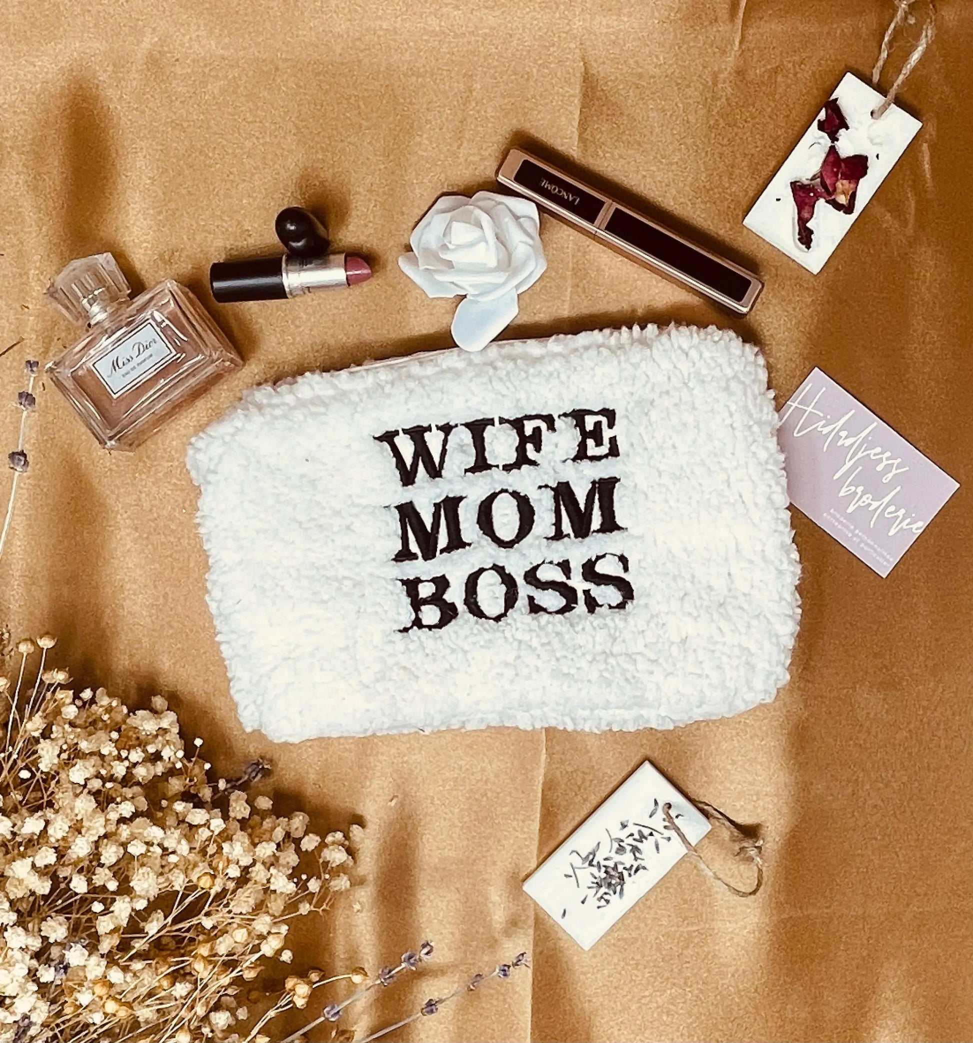 Pochette brodée personnalisée wife mom boss BLOSSOM HIDADJESS