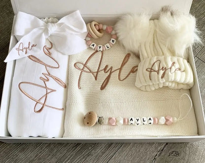 Le coffret de naissance "Baby Luxury" est un ensemble cadeau parfait pour accueillir le nouveau-né dans le monde. Ce coffret de naissance de haute qualité est personnalisé avec le prénom de votre choix et contient une couverture, un lange, un bonnet, une attache tétine et un élastique pour bébé.