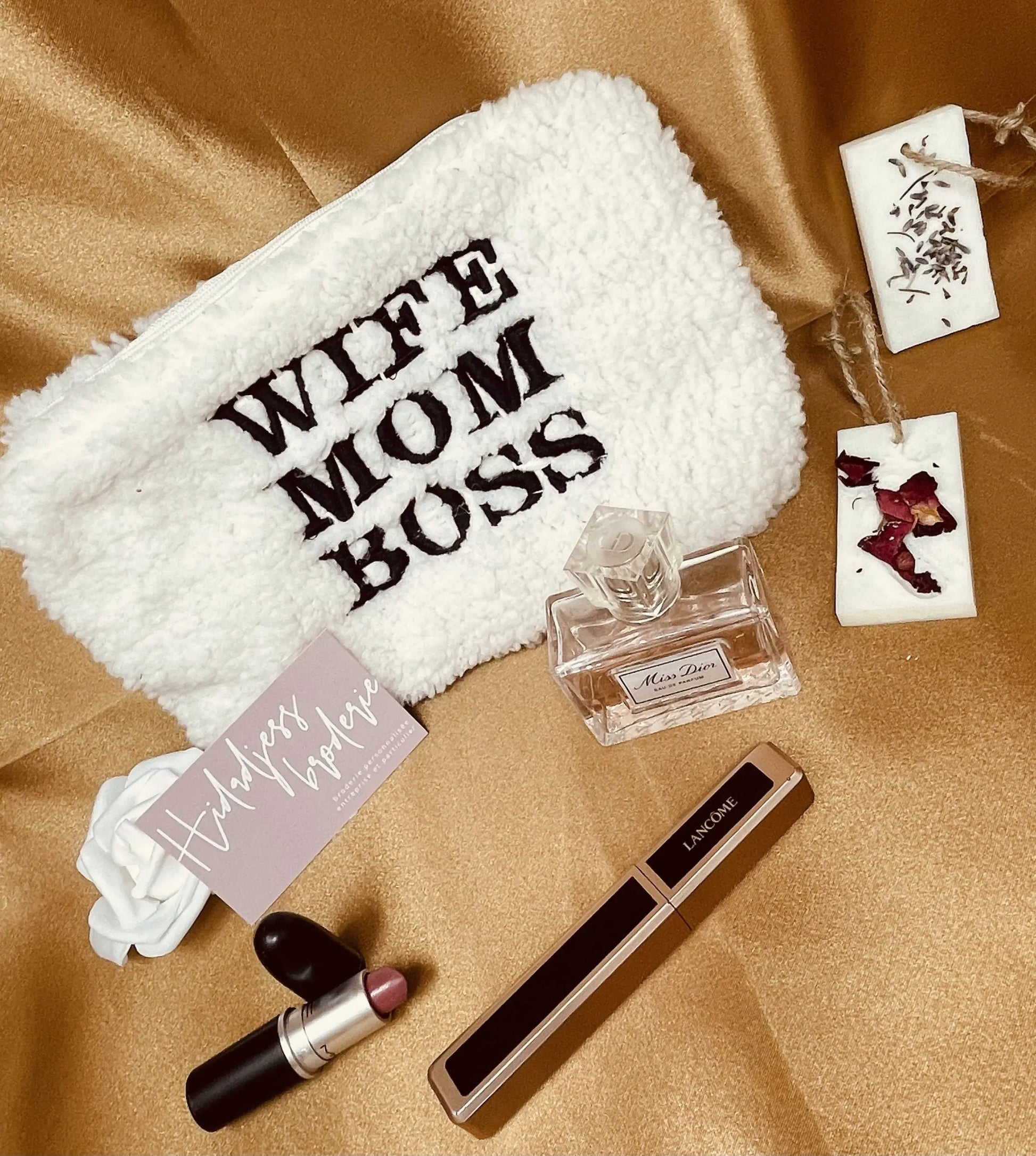 Pochette brodée personnalisée wife mom boss BLOSSOM HIDADJESS