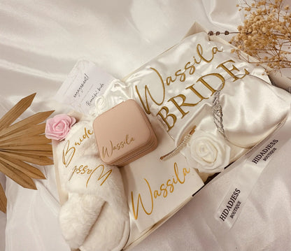 Coffret Cadeau de Mariage Personnalisé - Peignoir, Nuisette, Pantoufles &amp; Accessoires Brodés BLOSSOM HIDADJESS