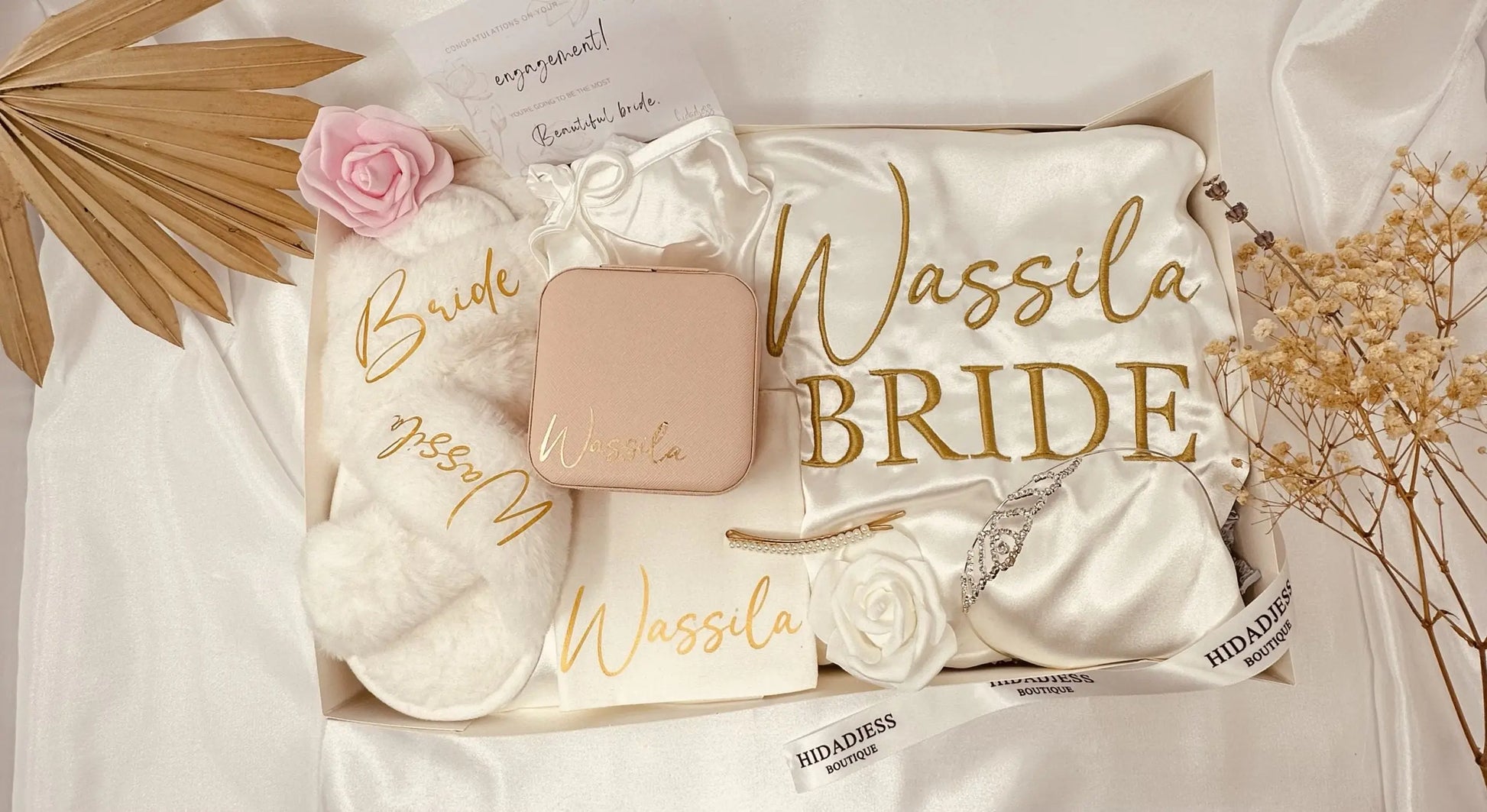 Coffret Cadeau de Mariage Personnalisé - Peignoir, Nuisette, Pantoufles &amp; Accessoires Brodés BLOSSOM HIDADJESS