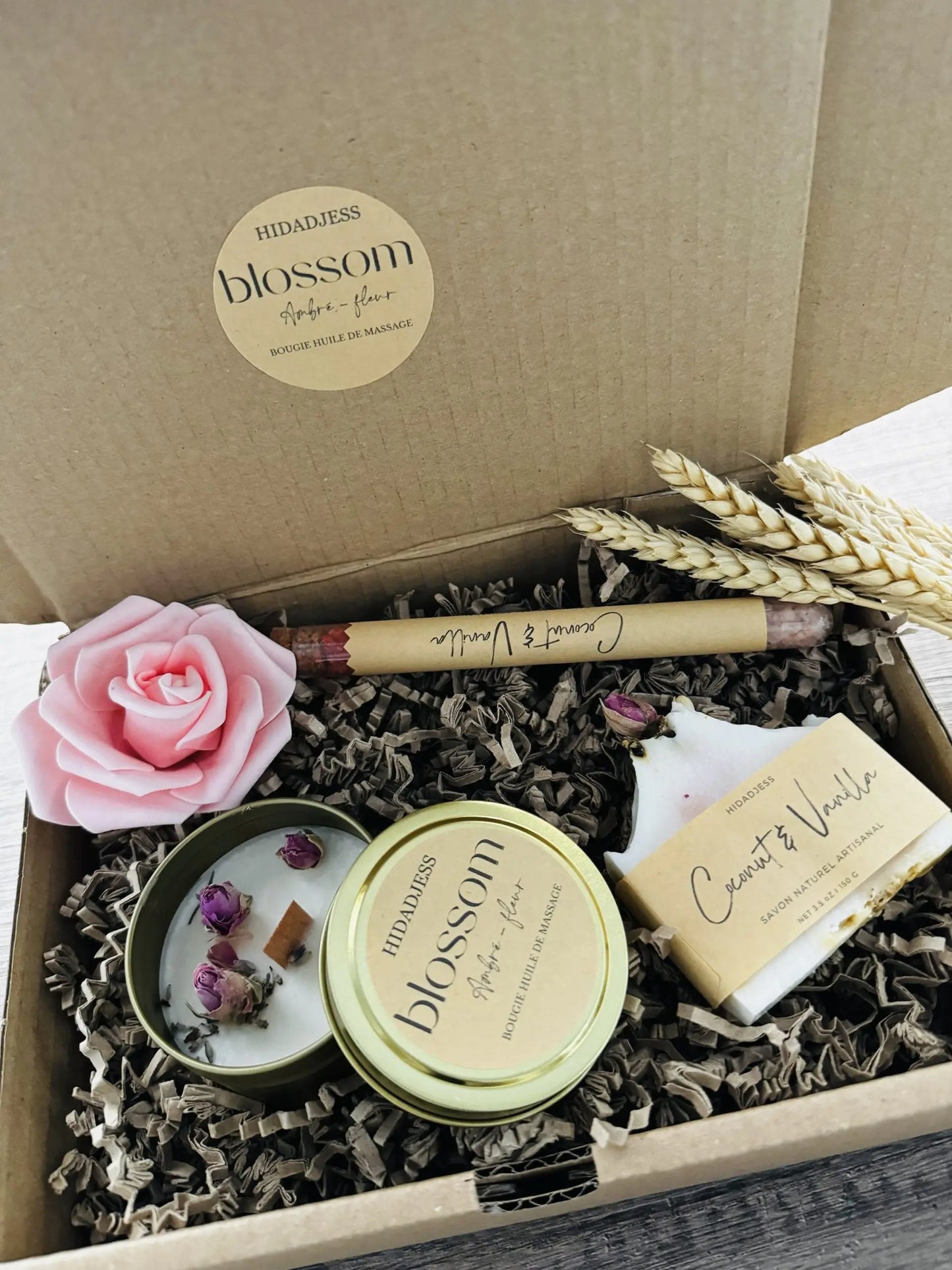 Coffret Cadeau Personnalisé - Sel de Bain Fleuri, Bougie Parfumée et Savon - Étiquette personnalisable “Bonne Fête Maman” ou “Bon Anniversaire BLOSSOM HIDADJESS