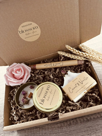 Coffret Cadeau Personnalisé - Sel de Bain Fleuri, Bougie Parfumée et Savon - Étiquette personnalisable “Bonne Fête Maman” ou “Bon Anniversaire BLOSSOM HIDADJESS