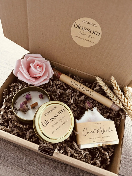 Coffret Cadeau Personnalisé - Sel de Bain Fleuri, Bougie Parfumée et Savon - Étiquette personnalisable “Bonne Fête Maman” ou “Bon Anniversaire BLOSSOM HIDADJESS